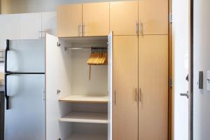 Köök või kööginurk majutusasutuses Queen Anne 1br w gym wd lounge roof deck SEA-575