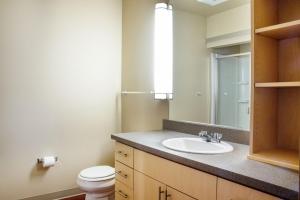 Vannituba majutusasutuses Queen Anne 1br w gym wd lounge roof deck SEA-575 +13 fotot