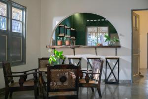 a dining room with a table and chairs at Ranasa Yogyakarta in Timuran