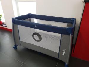 a blue and white cart with the letter o on it at Apartament Parkowa 2 in Morąg
