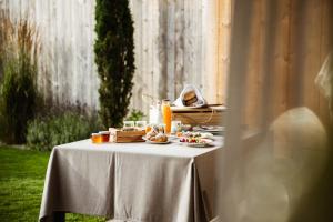 コルドラノにあるAmolarisの食べ物とオレンジジュースが入ったテーブル