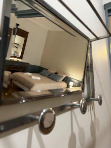 1 dormitorio con 1 cama en el espejo en Cours République en Narbonne