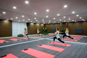 un grupo de mujeres haciendo yoga en una habitación con esterillas rojas en Bright Stylish Apt in Bedford, en Bedford