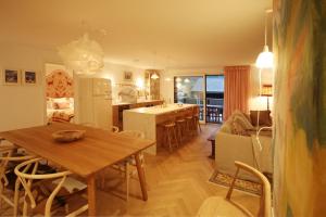une cuisine et un salon avec une table et une salle à manger dans l'établissement Sonnenhof Juliet - design-led Swiss luxury, à Saas-Fee