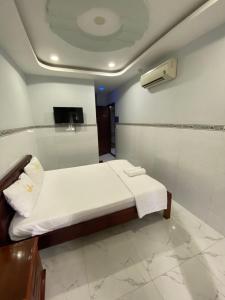 胡志明市的住宿－Khách sạn Thanh Bình 3，一间带床和电视的小卧室