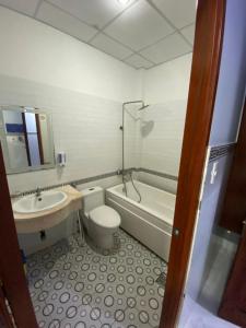 La salle de bains est pourvue de toilettes, d'une baignoire et d'un lavabo. dans l'établissement Khách sạn Thanh Bình 3, à Hô-Chi-Minh-Ville