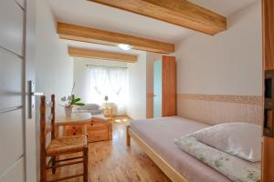 um quarto com uma cama, uma secretária e uma janela em olszanka em Ustrzyki Dolne