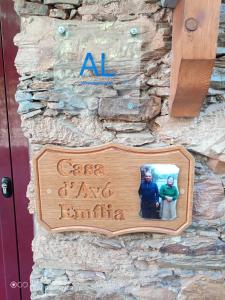 um sinal no lado de uma parede de pedra em Casa da Avó Emília em Arganil