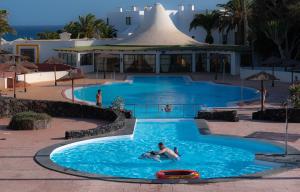 Bazén v ubytování Luxury Apartamento Luz de Mar Complejo Playa Roca nebo v jeho okolí