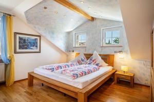 ein Schlafzimmer mit einem Bett in einem Zimmer in der Unterkunft Ferienwohnung Zur Imme in Lindau