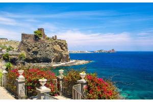 una cerca con flores frente al océano en Sicily Loft Catania few min from sea - Happy Rentals, en Catania