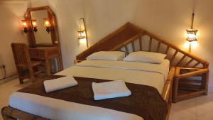 Ein Bett oder Betten in einem Zimmer der Unterkunft Keyani Bungalows Lovina