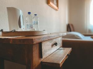 - une table en bois avec 2 bouteilles d'eau dans l'établissement L'Adret, à Aoste