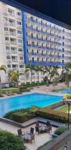 une grande piscine en face d'un grand bâtiment dans l'établissement Sea Residences Tower E&B - AURUM, à Manille