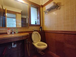 Ένα μπάνιο στο 2 BHK cozy apartment w/ Netflix and wifi in Bandra