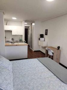 um quarto com uma cozinha e uma cama num quarto em La Cabaña em Vigo