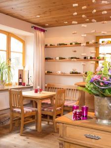 jadalnia ze stołem i krzesłami w obiekcie Gasthof Deutscher Adler und Hotel Puchtler w mieście Bischofsgrün