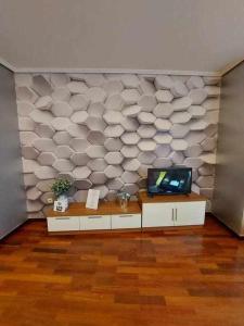 una habitación con una pared y TV. en Apartamentos Florida Casablanca, en Vigo