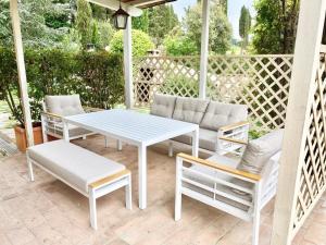 una mesa blanca y sillas en un patio en Agriturismo San Tommaso en Pomarance