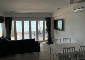 TV a/nebo společenská místnost v ubytování Bann Kanchana Beachfront Villas