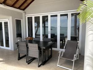 Posezení v ubytování Bann Kanchana Beachfront Villas