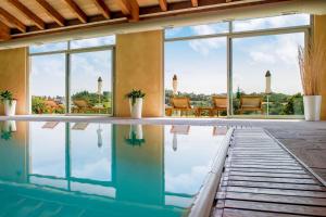 Bazén v ubytování Relais Montemarino nebo v jeho okolí