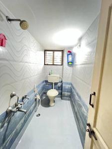 łazienka z toaletą i umywalką w obiekcie Chamundi_Temple-Hill View. w mieście Mysuru