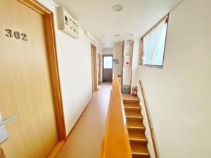 einen Flur eines Krankenhauses mit einer Treppe in der Unterkunft Reinahill - Vacation STAY 67181v in Tokushima