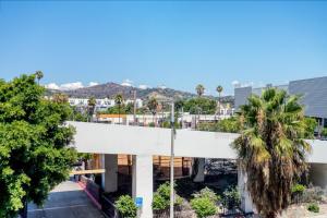Hollywood 1br w pool gym nr coffee dining LAX-1115