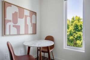 Hollywood 1br w pool gym nr coffee dining LAX-1115