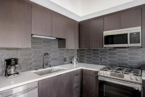 Hollywood 1br w pool gym nr coffee dining LAX-1115