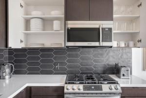 Hollywood 1br w pool gym nr coffee dining LAX-1115
