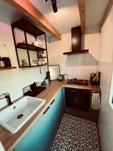 eine Küche mit einer Spüle und einer Arbeitsplatte in der Unterkunft Holzhütte Ole zw. Meer & Wald mit Kamin & Sauna in Behrensdorf