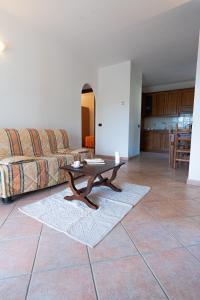 אזור ישיבה ב-ISA - Residence with swimming pool in Sos Alinos, apartments with air conditioning and private outdoor area