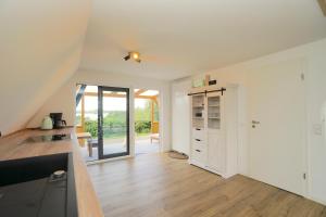 Kuchyň nebo kuchyňský kout v ubytování Ferienhaus Nurda - Seeblick am Wittensee