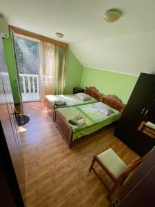 夏克班提維的住宿－Mai Shekvetili，一间带床的卧室,位于带窗户的房间内