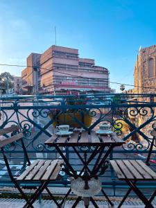 una mesa con 2 tazas en la parte superior de un balcón en Talpiot Oasis-Louis en Haifa