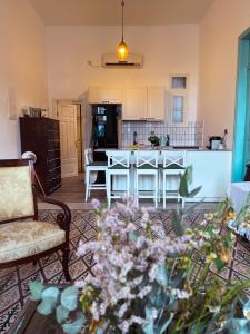 een woonkamer met een tafel en een keuken bij Talpiot Oasis-Louis in Haifa