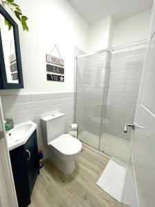 ein Badezimmer mit Toilette und Glasdusche in der Unterkunft Lush Porthcawl Large Spacious 2 bedroom Apt, Parking, Garden access, Prime Location in Porthcawl + 9 Fotos