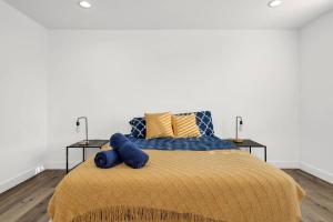 um quarto com uma cama grande e almofadas azuis em Wonderful 3 Bedroom Home Perfect for Getaway em Los Angeles