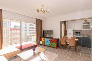 Η κουζίνα ή μικρή κουζίνα στο Lara Suites