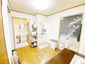 徳島市にあるPetit Hotel 017 / Vacation STAY 67154のダイニングルーム(テーブル、大きな窓付)