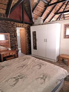 ein Schlafzimmer mit einem Bett und einem weißen Schrank in der Unterkunft Sunnyside cottages in Winterkamp