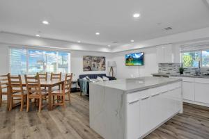 cocina y comedor con mesa y sillas en Modern 3BR Home in Mid-City, en Los Ángeles