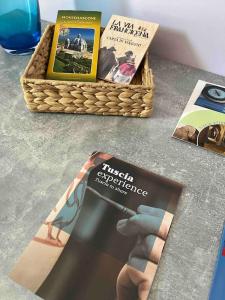 a table with a magazine and a basket of books at Appartamento Casa Armonia a Montefiascone in Montefiascone