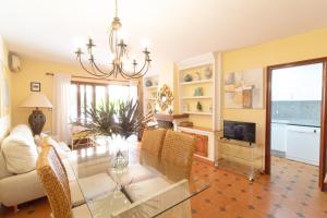Μια τηλεόραση ή/και κέντρο ψυχαγωγίας στο Global Properties, Adosado con piscina en la playa de Canet