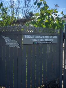 een bord op een poort bij de ingang van het tashikidated appartement museum bij Tskaltubo Apartment Meri in Tskaltubo