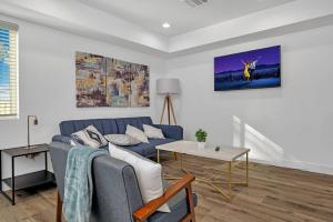 sala de estar con sofá azul y mesa en Modern 3BR Home in Mid-City, en Los Ángeles