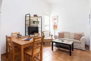 uma sala de estar com uma mesa e um sofá em Home2Book Cozy Apartment Santa Cruz City Center em Santa Cruz de Tenerife