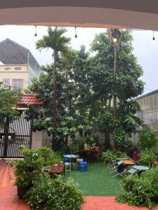 een patio met een tafel en een boom bij An Homestay in Yen